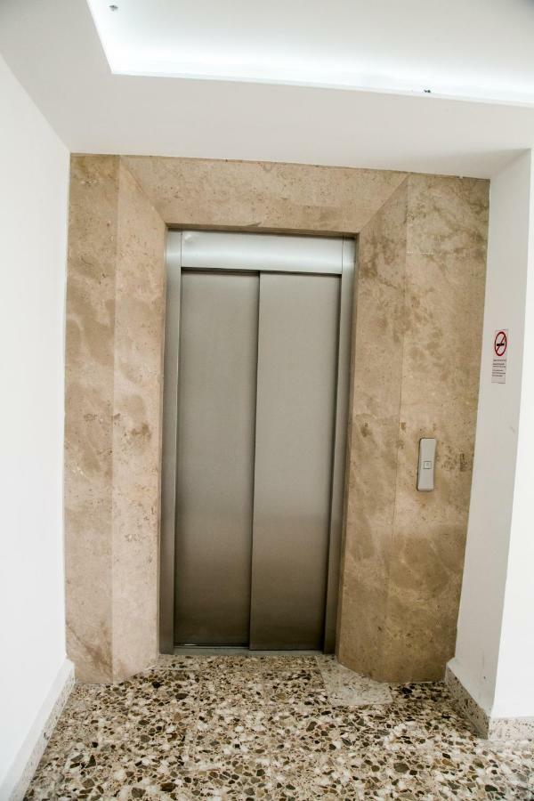 מונטריי Booking 500 מראה חיצוני תמונה